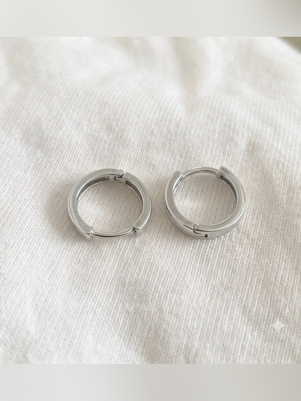 Silver plated women’s 12mm hoop Huggie earrings hypoallergenic - Picture 4 of 4